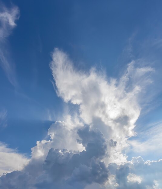 Fond de ciel dramatique. Moody Cloudscape. Beaux nuages blancs dans le ciel bleu