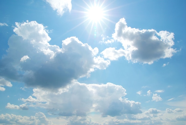 Fond de ciel ensoleillé avec de minuscules nuages