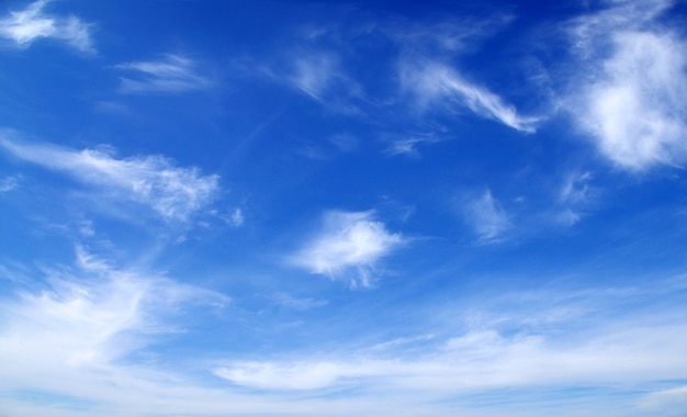 Fond de ciel ensoleillé avec des nuages