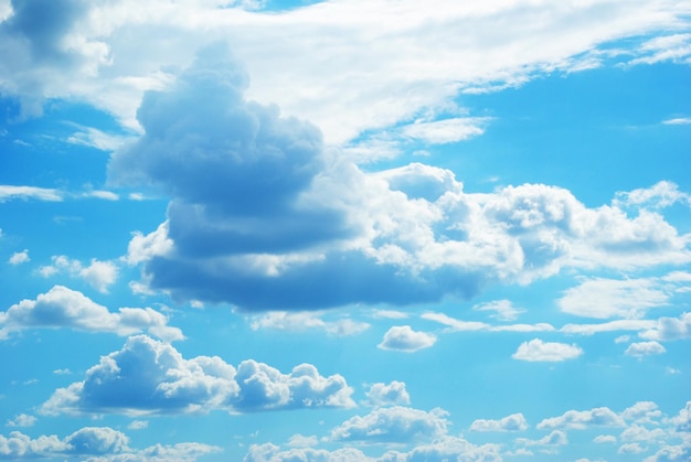 Fond de ciel ensoleillé avec des nuages