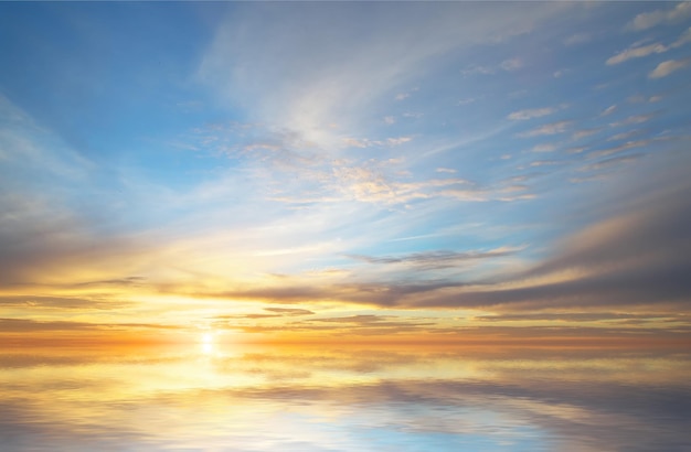 Fond de ciel d'été au coucher du soleil