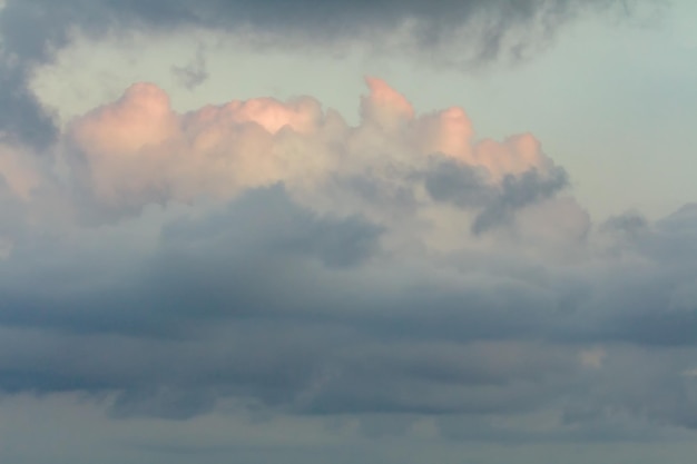 Fond de ciel flou avec des nuages roses et bleus au coucher du soleil.