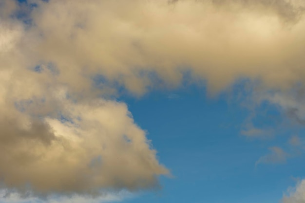 Fond de ciel gris avec des nuages blancs