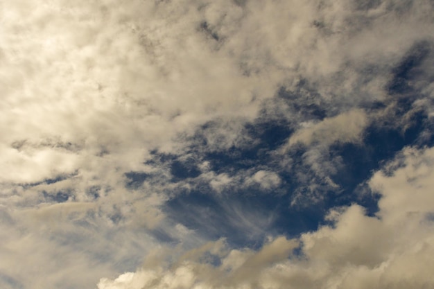 Fond de ciel gris avec des nuages blancs