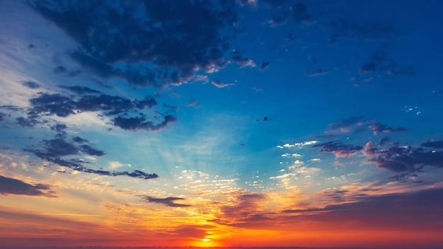 Fond de ciel de lever de soleil coloré