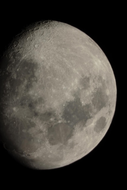 Fond de ciel nocturne avec la lune sur le ciel noir Photo astro la nuit d'été avec mise au point sélective douce