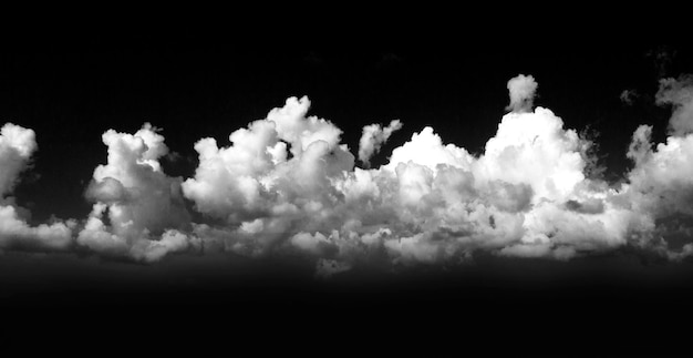 Fond de ciel noir avec des nuages blancs