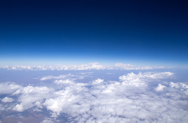 Fond de ciel et nuages aériens