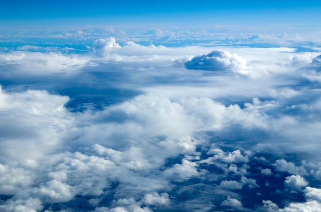 Fond de ciel et nuages aériens