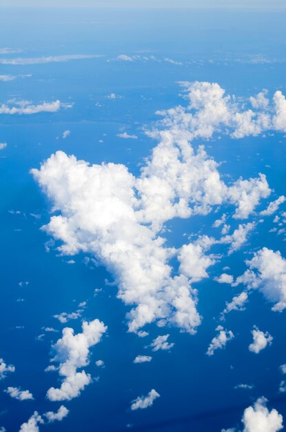 Fond de ciel et nuages aériens