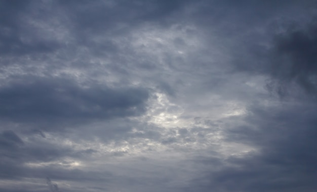 Fond de ciel de nuages avec de beaux nuages sombres avant un orage.