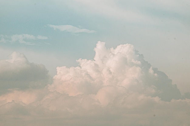 fond de ciel nuages blancs fluffys avec fond de ciel bleu