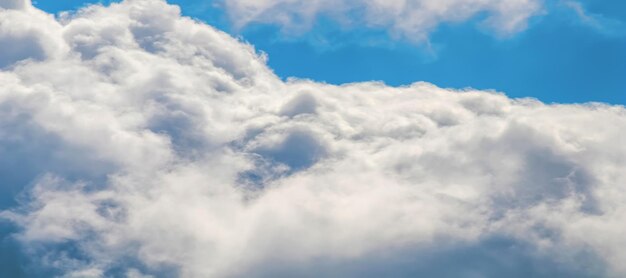 Fond de ciel de nuages blancs