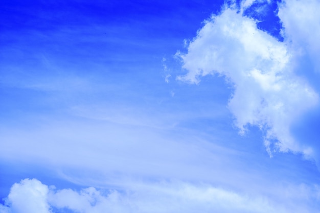 Fond de ciel avec des nuages, ciel bleu par temps froid, foyer vibratoire, nature