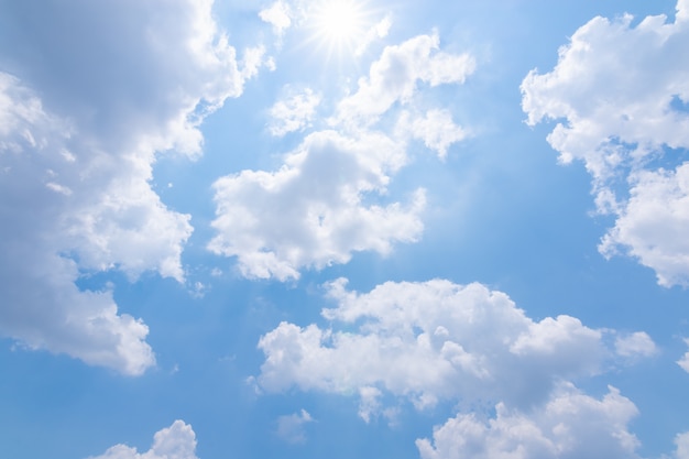 Fond de ciel, nuages et lumière du soleil