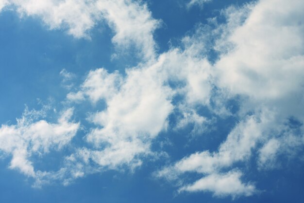 Fond de ciel avec des nuages, soirée