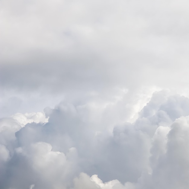 Fond de ciel nuageux avec la lumière du soleil qui brille à travers les nuages blancs