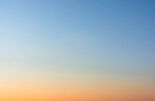 Photo fond de ciel. un paysage de ciel bleu illuminé par la lumière d'un coucher de soleil du soir - une vue sur le ciel du soir.