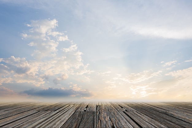 Fond de ciel avec plancher en bois