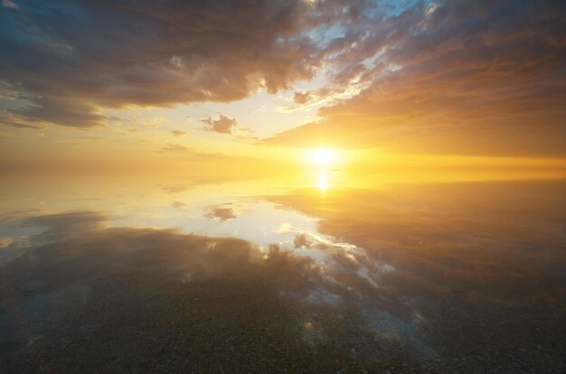 Fond de ciel et réflexion d'eau de mer sur le coucher du soleil