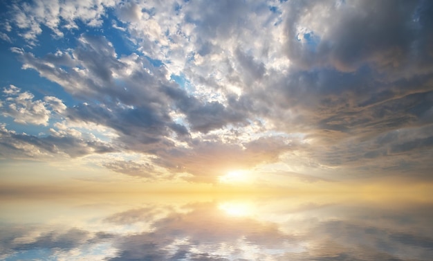 Fond de ciel et réflexion de l'eau