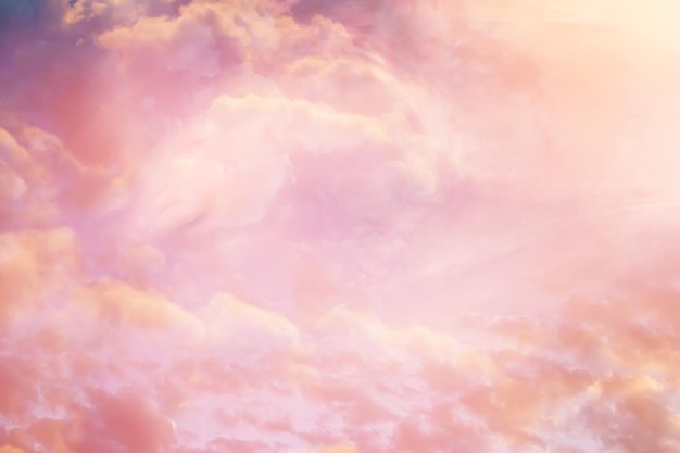 fond de ciel tourbillonnant avec des nuages / beau fond de nuages aquarelle, coucher de soleil de printemps, beau fond abstrait