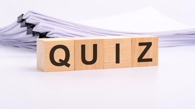 Sur un fond clair, des blocs de bois avec le texte QUIZ