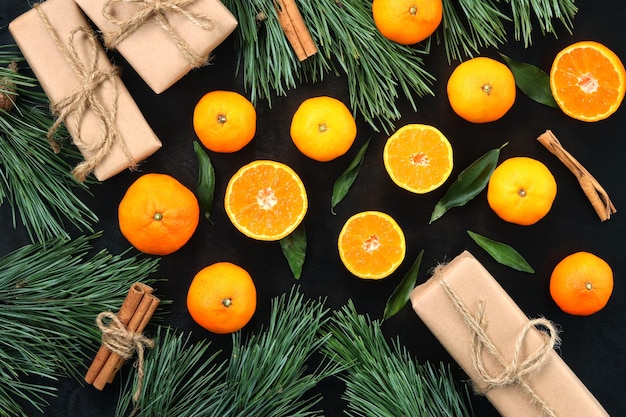 Fond clair d'hiver de Noël Nouvel An avec des mandarines, vue de dessus