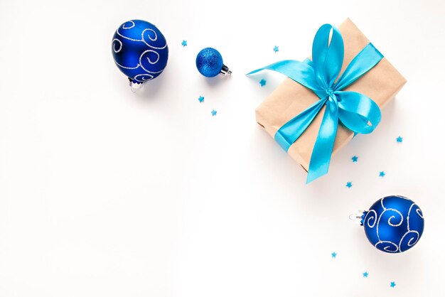 fond clair de noël avec ornement bleu cadeau et étoiles