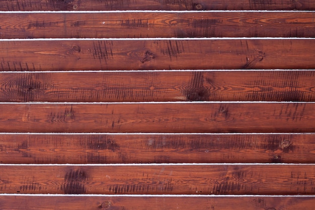 Fond de clôture en bois avec de la neige se trouvant sur les planches