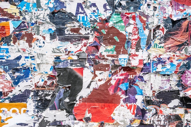 Fond de collage de papier déchiré sur une vieille affiche sur un mur de rue texture et surface de papier déchiré salut