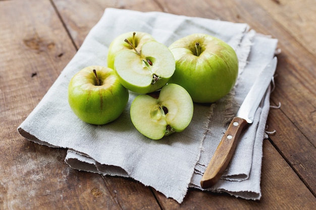 Fond de collation santé - pommes vertes sur bois rustique