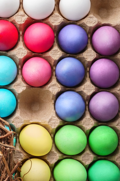 Photo fond coloré d'oeufs peints de pâques. vue de dessus.