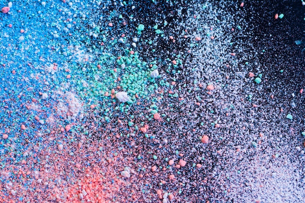 Fond coloré de poudre de craie. Des particules de poussière multicolores éclaboussaient.