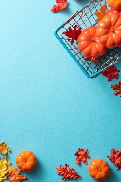 Fond de concept de design shopping automne avec panier feuilles d'érable et citrouille