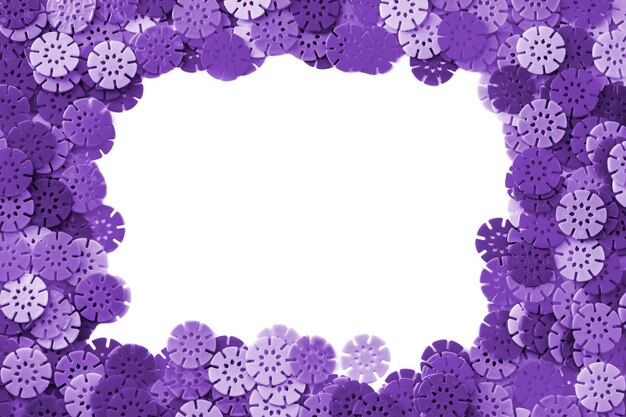 Fond De Concepteur De Cadre Violet. Détails Multicolores En Forme De Flocons De Neige Du Designer Pour Enfants Sur Fond Blanc. Disques En Plastique Pour Le Développement De La Motricité Fine Des Doigts.