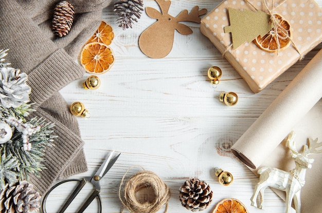 Fond confortable de Noël et d'hiver avec pull chaud et décorations