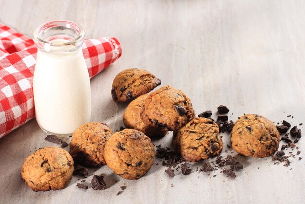 Fond de cookies aux pépites de chocolat avec copie espace sur table en bois. Nourriture/collation maison pour les enfants, servie avec du lait