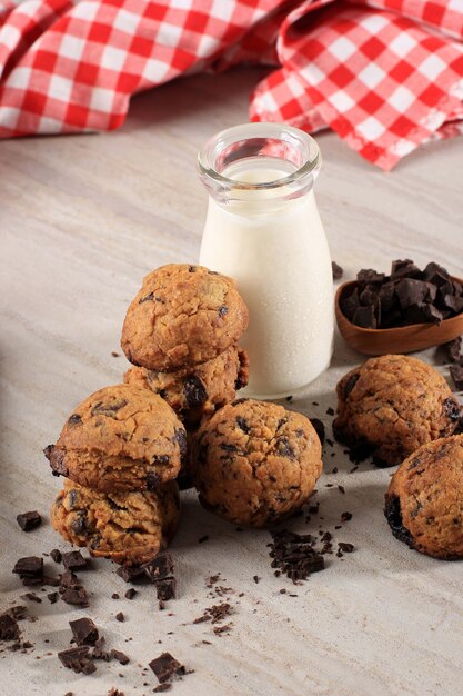 Fond de cookies aux pépites de chocolat avec copie espace sur table en bois. Nourriture/collation maison pour les enfants, servie avec du lait