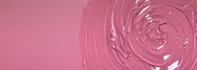 Fond cosmétique abstrait de gel transparent ou antiseptique, hyaluron avec des bulles d'air sur le format de bannière de fond rose