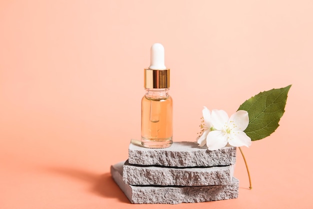 Fond cosmétique pour la présentation du produit Podium d'huile de bouteille cosmétique sur fond de couleur corail