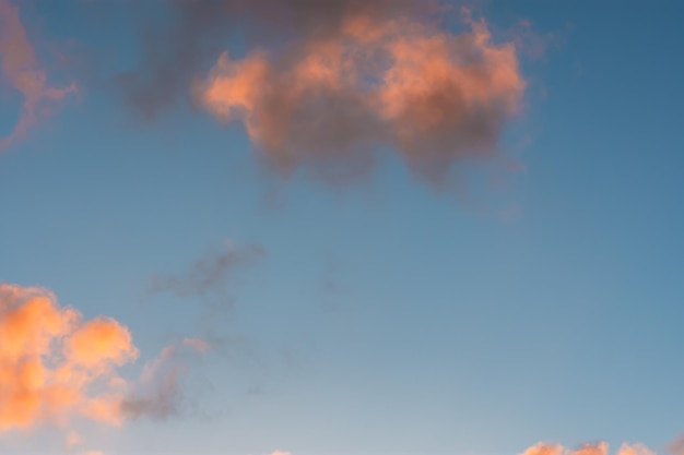 Fond de coucher de soleil nuages Nuances délicates pastel du ciel