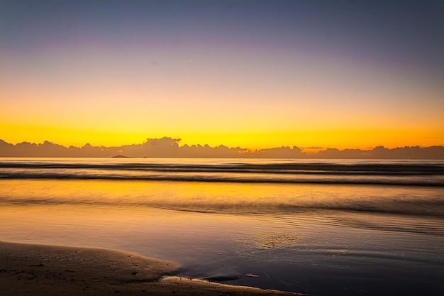 Fond de coucher de soleil soleil et mer Composition de la nature