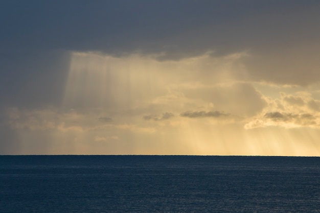 Fond de coucher de soleil, vue sur le coucher de soleil sur la mer Noire et paysage en Adjarie, Géorgie