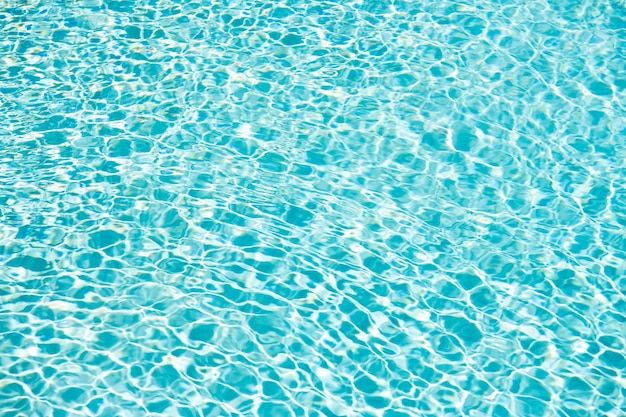 Fond de couleur bleue de l'eau de la piscine avec des ondulations pendant les vacances d'été