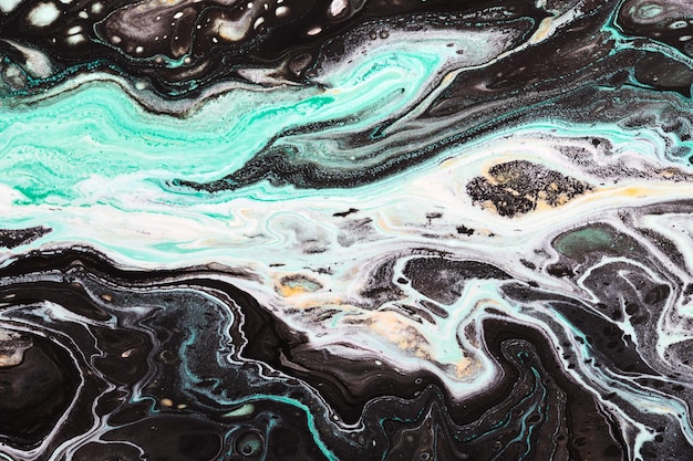 Fond de couleur noir vert abstrait art fluide multicolore vagues éclaboussures et taches peintures à l'encre d'alcool acrylique sous l'eau