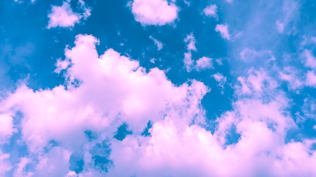Fond de couleur rose et bleu nuageux