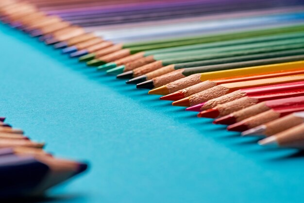 Fond de crayons de couleur sur papier bleu