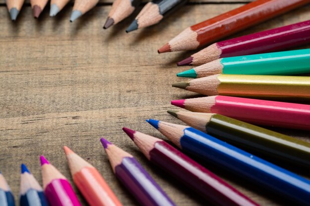 Fond de crayons de couleur retour au concept d'école