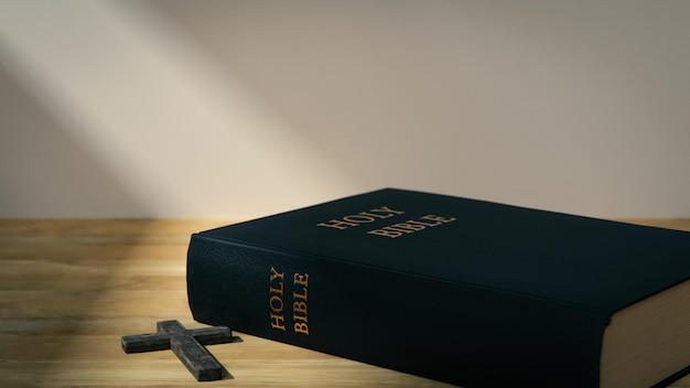 Fond avec croix et bible sur le bureau pour le rendu de prière3d